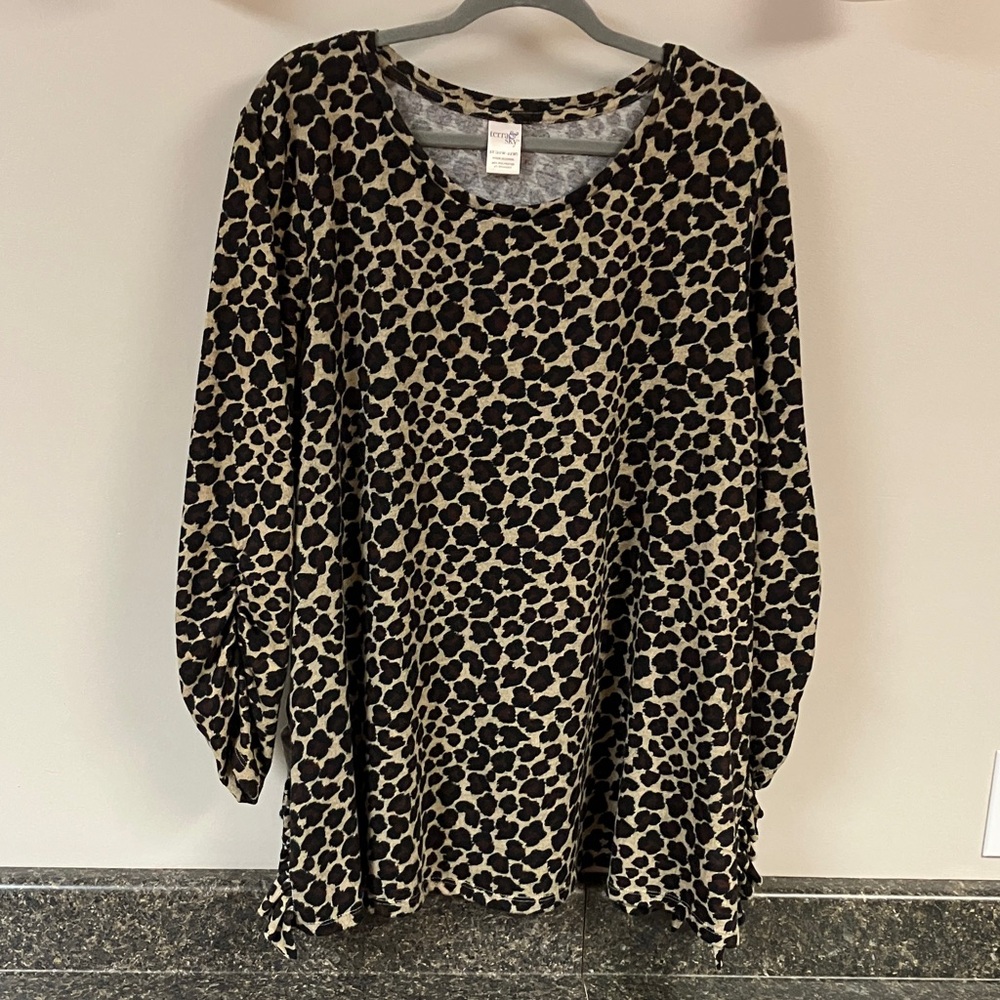 3/$15❤️ terra & Sky 2x animal print sweater shirred sleeves split ruffle hem